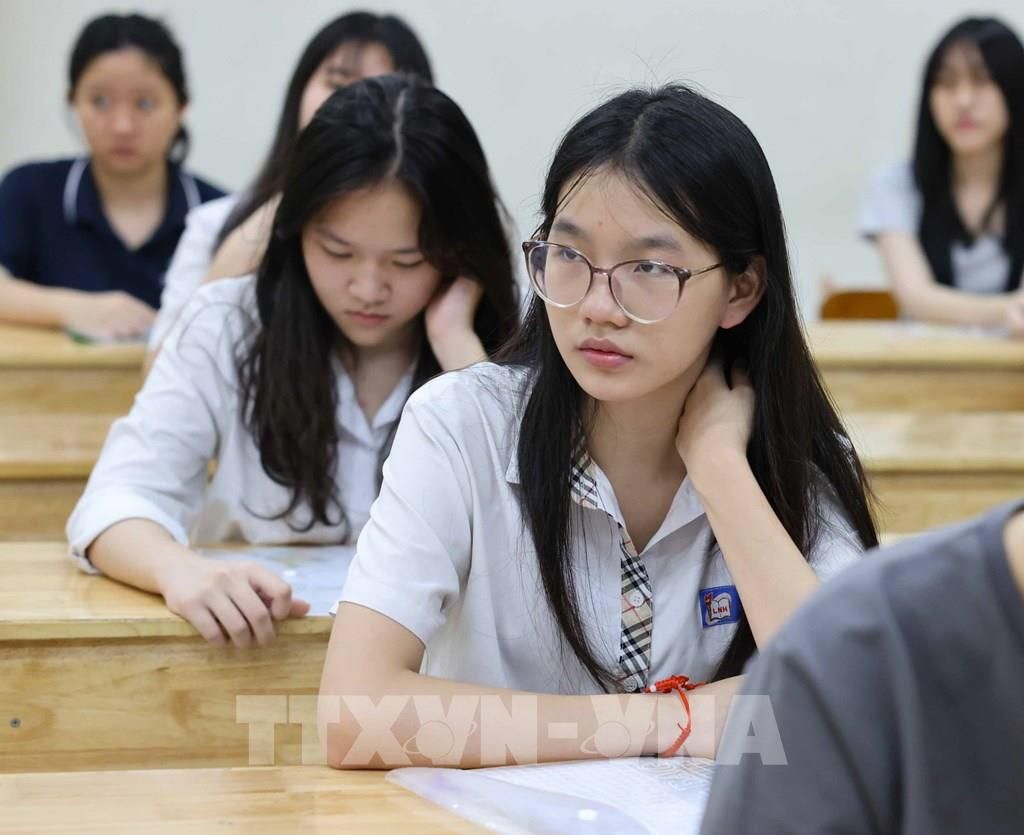 Hà Nội: Công bố Đề thi và Đáp án các môn Toán, Ngữ văn, Ngoại ngữ không chuyên Kỳ thi tuyển sinh vào lớp 10 trung học phổ thông năm học 2025-2026