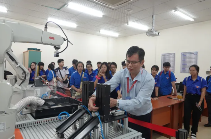 4 trường đại học nhận định xu hướng điểm chuẩn các ngành công nghệ, kỹ thuật